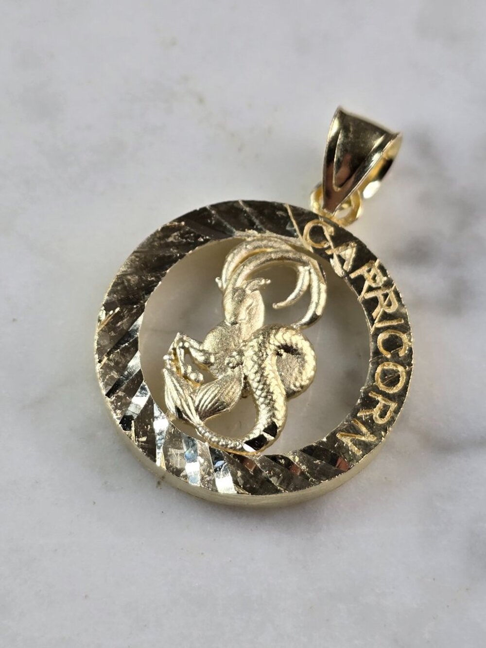Womens Vintage Estate Gold Tone Zodiac Capricorn Pendant E2380